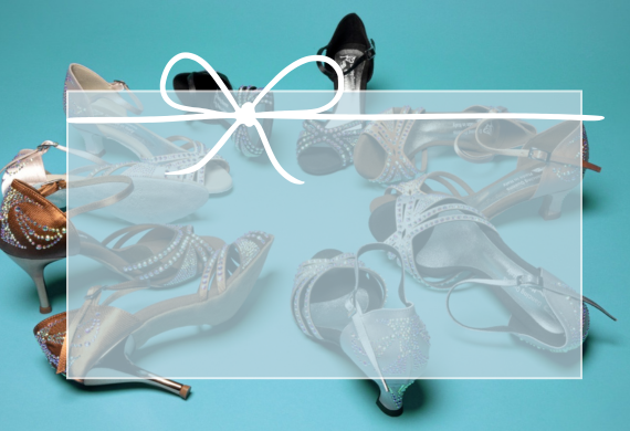 Auf blauem Hintergrund verstreute Stöckelschuhe, überzogen mit einem weißen Schleifenmuster.
