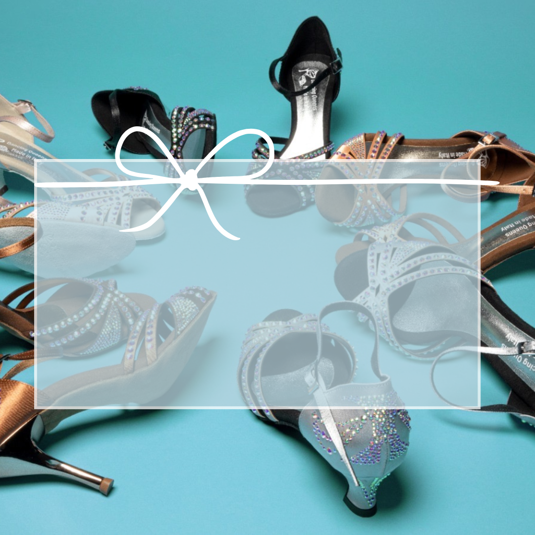 Elegante Stöckelschuhe, kreisförmig angeordnet auf blauem Hintergrund mit weißer Schleifenillustration.