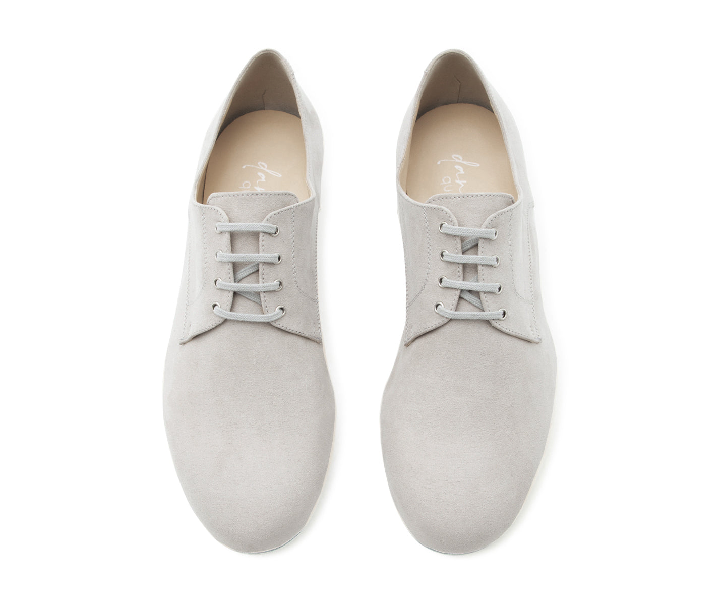 Edle Tanzschuhe in Grau Wildleder von Dancing Queens aus der Vogelperspektive auf weißem Hintergrund.