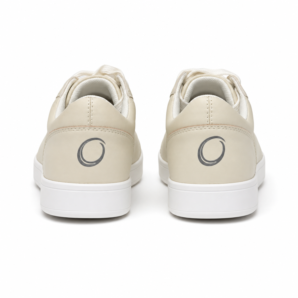 Rückansicht des SMOVE Accent Dance Sneaker in Creme von Dancing Queens, mit weißer Sohle und grauem Logo – ideal für Tänzerinnen.