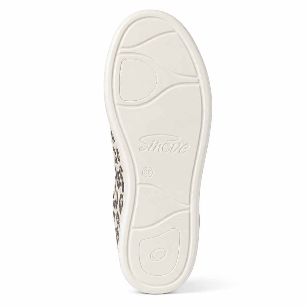 Der SMOVE Accent Dance Sneaker Leo von Dancing Queens, Größe 36, hat eine weiße Sohle und einen Leo-Aufdruck an der Seite.