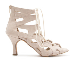 Andromeda Tanzschuhe in Beige von Dancing Queens: offene Wildlederabsätze mit Cut-outs und Schnürung vorne.