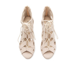 Ein Paar Dancing Queens Andromeda Tanzschuhe in Beige, mit Schnürung und offenen Absätzen, von oben auf Weiß.