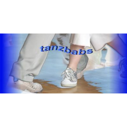 Zwei tanzende Menschen in weißen Turnschuhen, „Tanzbabs“ in Blau. Mehr dazu bei Tanzkurse Babs Gattlen.