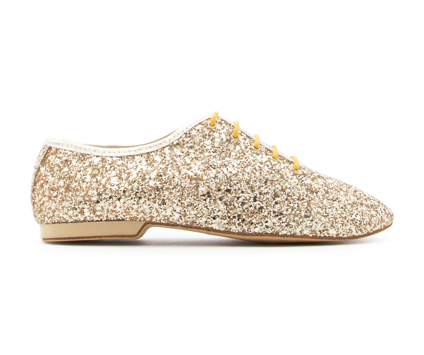 Flow Tanzschuhe in Gold Glitter von Dancing Queens, Schnür-Oxford mit flexibler Wildledersohle, im Profil gezeigt.