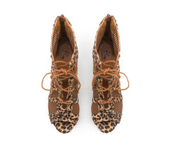 Draufsicht der Tuttle-Tanzschuhe von Dancing Queens in Camel Leopard mit braunen Schnürsenkeln und gemustertem Design.