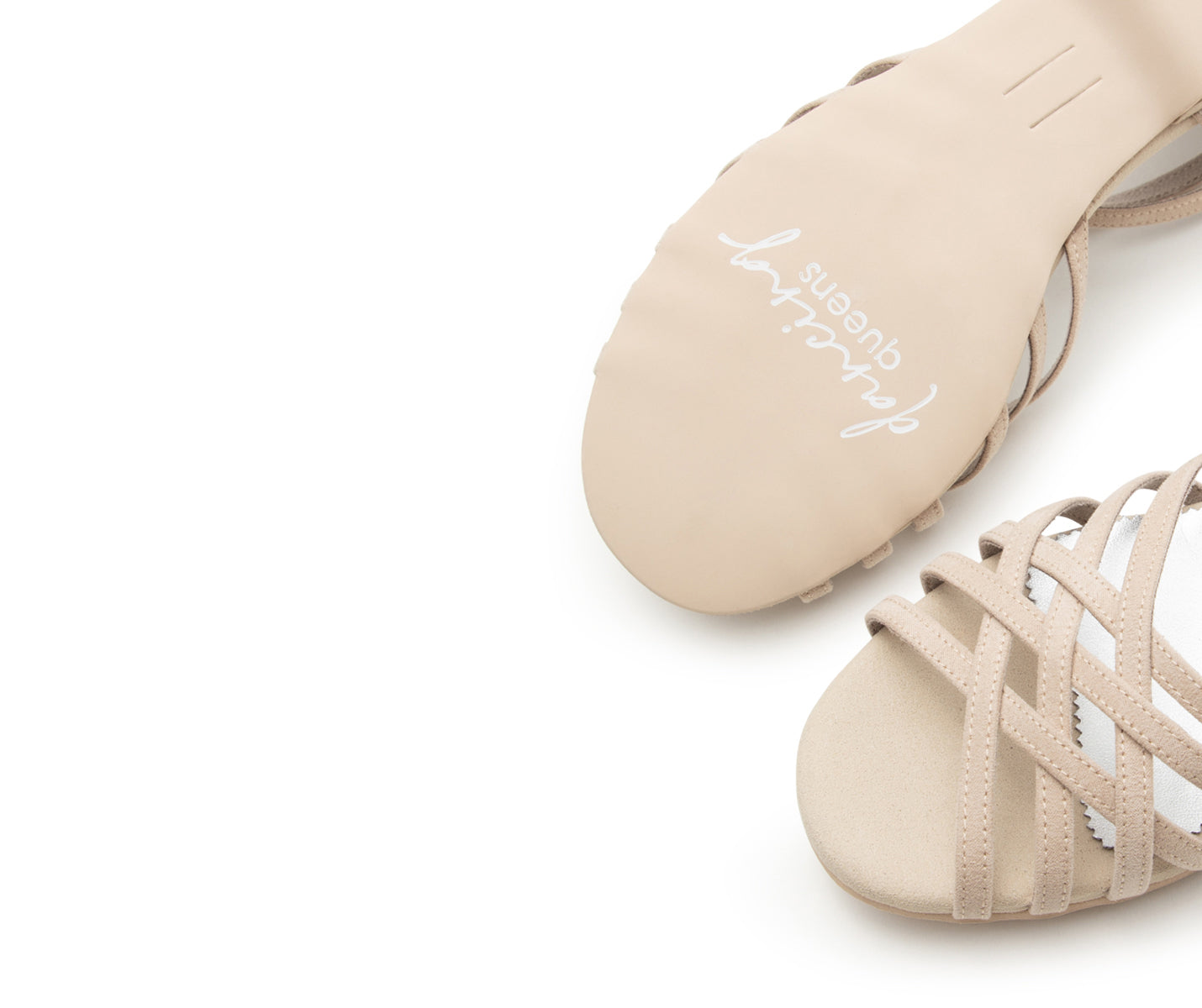 DQ02 flache Tanzschuhe in Beige Wildleder von Dancing Queens, oben und unten auf Weiß gezeigt.