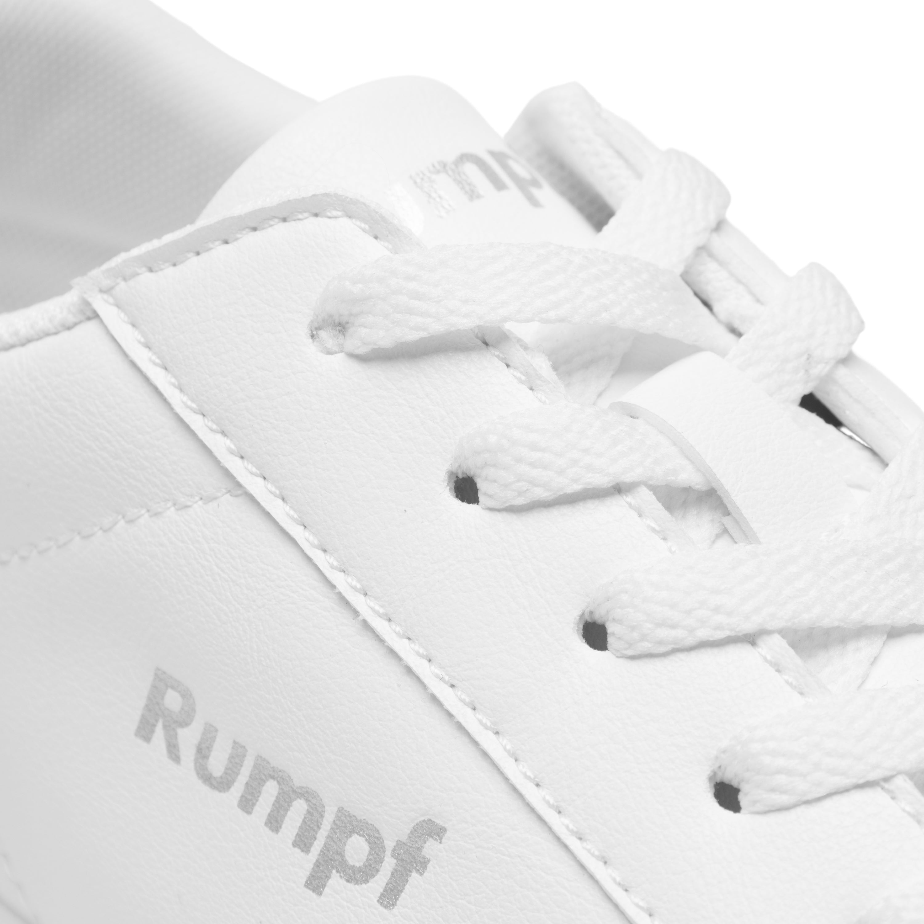 Nahaufnahme eines weißen Rumpf 1533 LA Dance Sneakers mit auffälligen Schnürsenkeln und seitlicher „Rumpf“-Prägung.