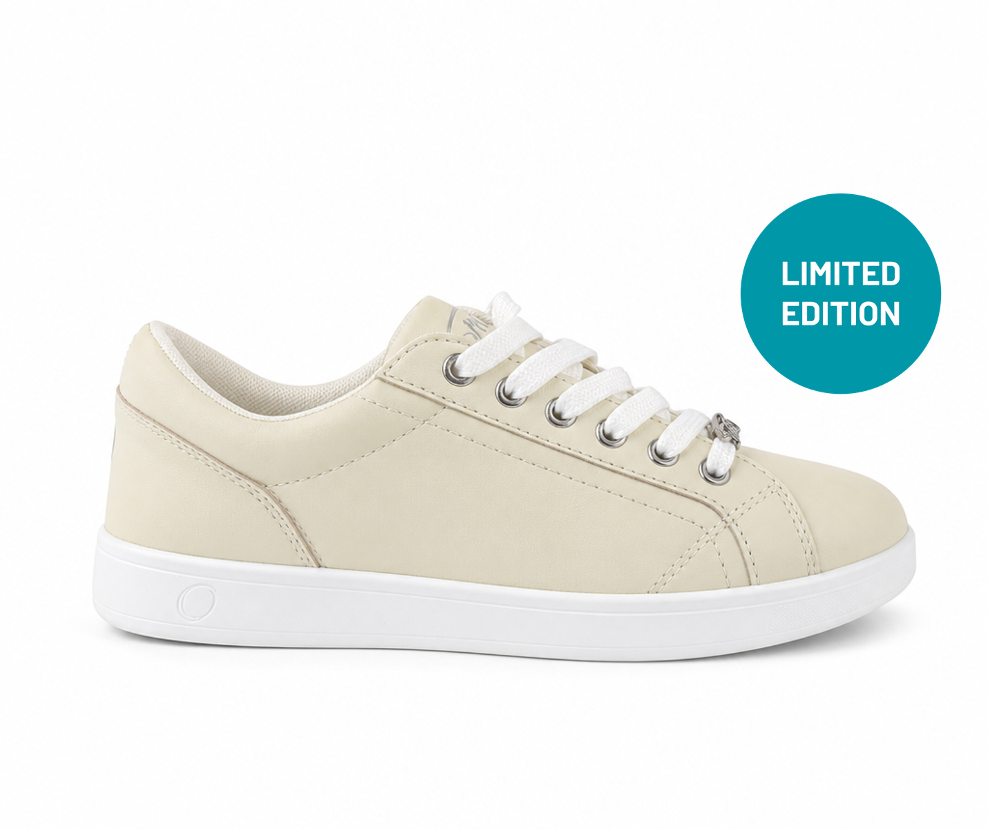 Cremefarbener SMOVE Accent Dance Sneaker mit weißen Schnürsenkeln, einer weißen Sohle und einem Limited Edition-Emblem.