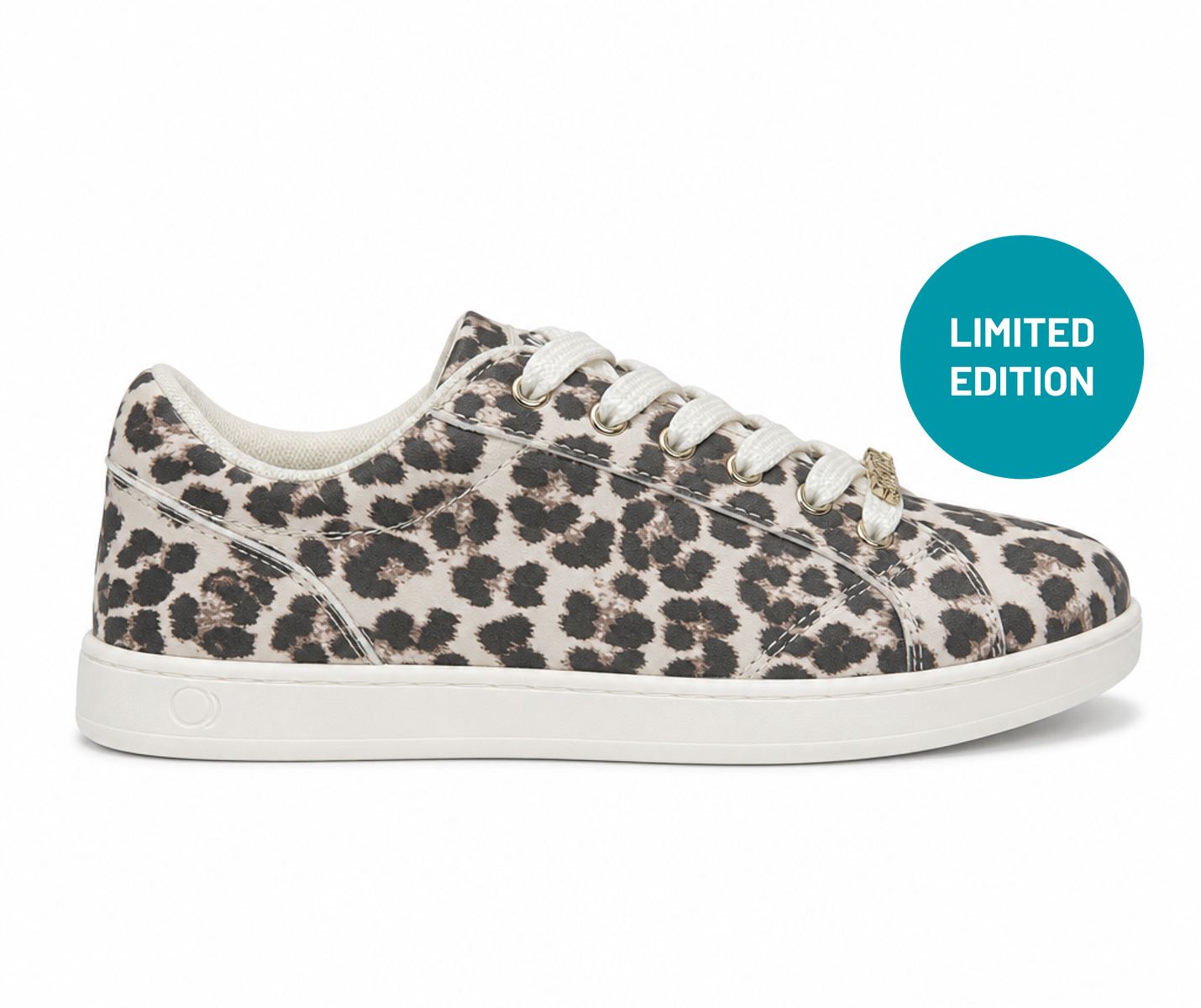 SMOVE Accent Dance Sneaker Leo für Damen, mit Leopardenmuster, weißen Schnürsenkeln, einer weißen Sohle und einem blauen Emblem.