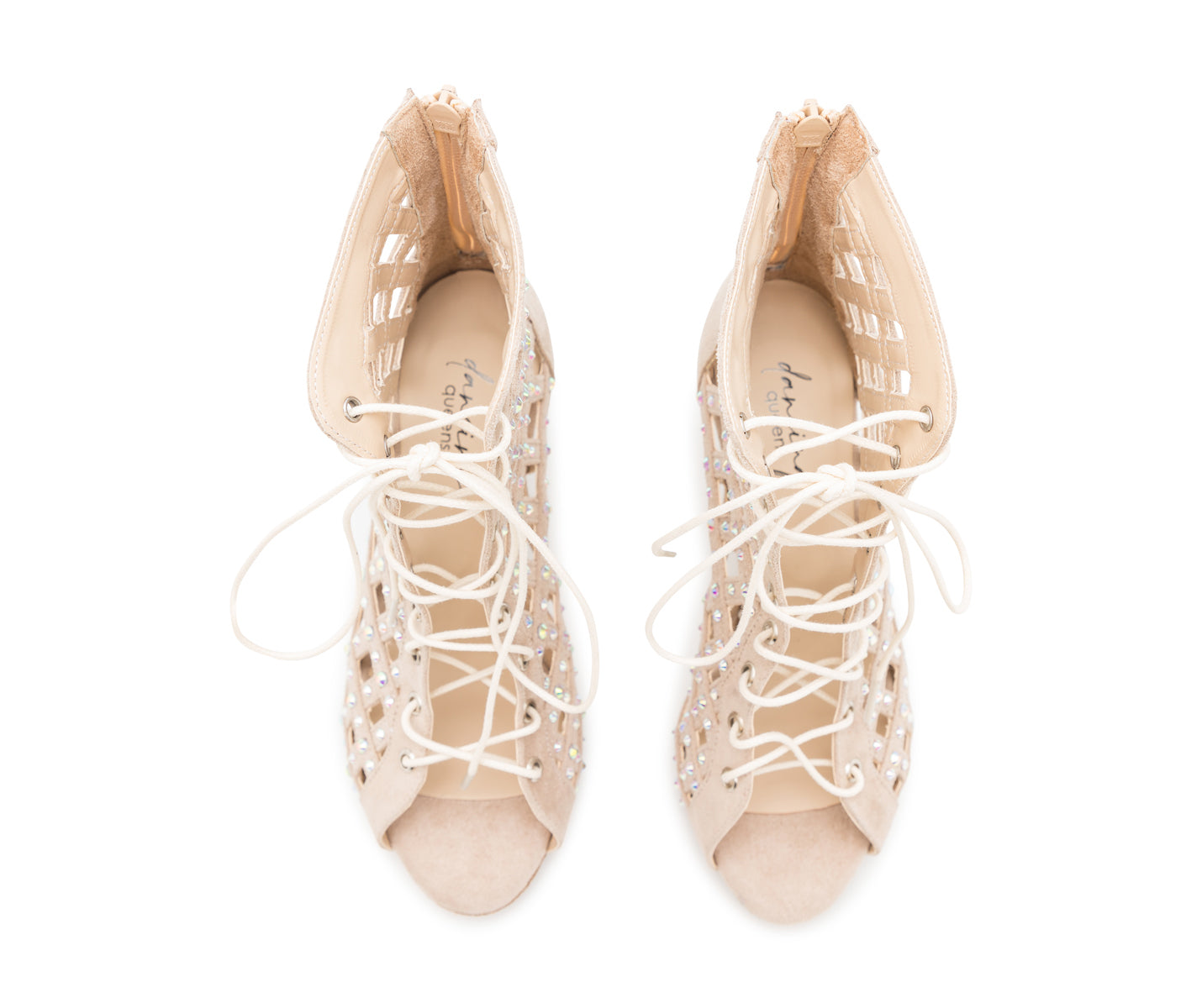 Stella Tanzschuhe in Beige von Dancing Queens sind perfekte Peep-Toe-Pumps zum Schnüren für Bachata, mit eleganten Cut-Outs und Perlen.