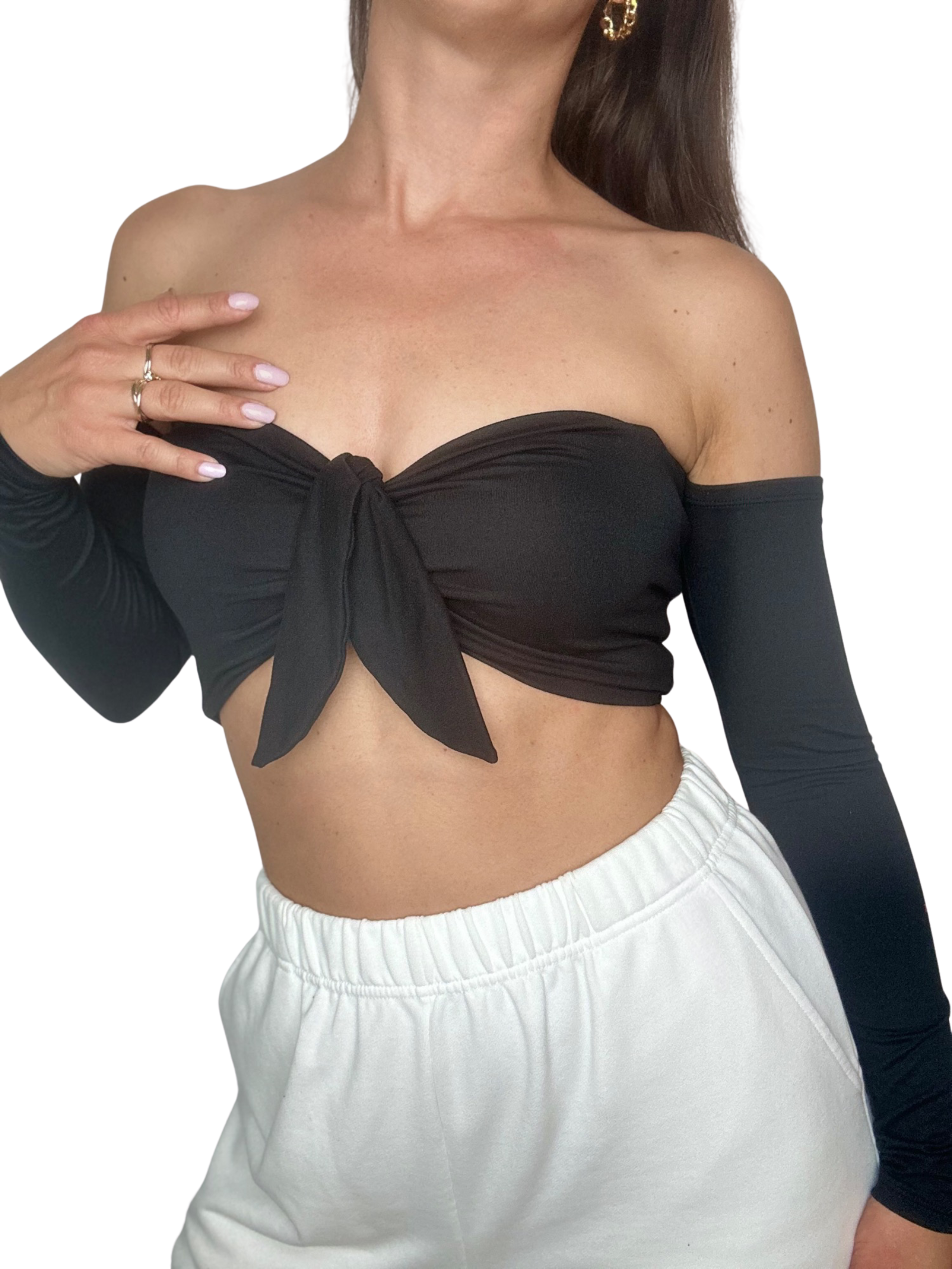 Frau trägt ein MODANCE Dancewear Top Eli Long in Solid Black und eine weiße Hose. Eine Größe passt allen.