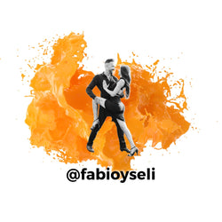 Tänzer vor einem orangefarbenen Hintergrund, darunter der Text „El Baile by Tanzkurse“.