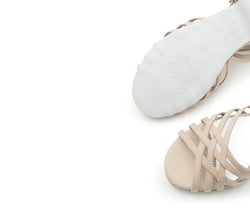 Zwei DQ02 flache Tanzschuhe in Beige Wildleder von Dancing Queens, abgebildet oben und unten auf weißem Hintergrund.
