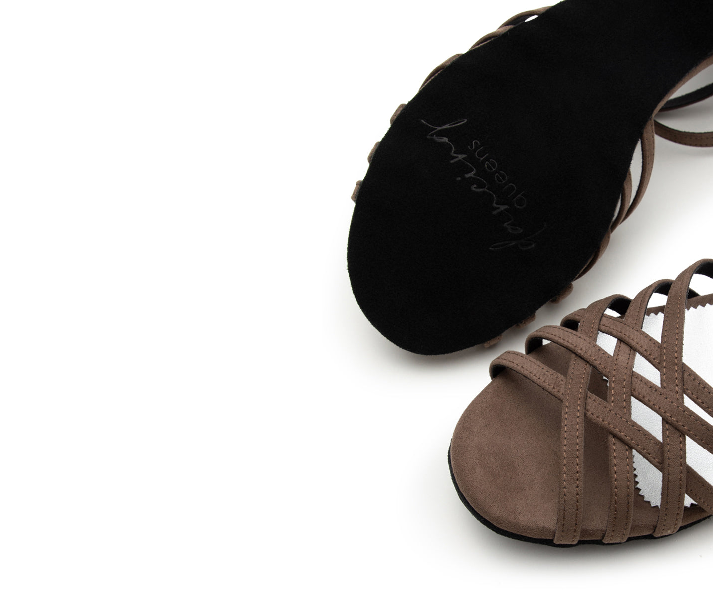 Nahaufnahme von Dancing Queens DQ02 flache Tanzschuhe aus grauem Wildleder auf weißem Hintergrund.