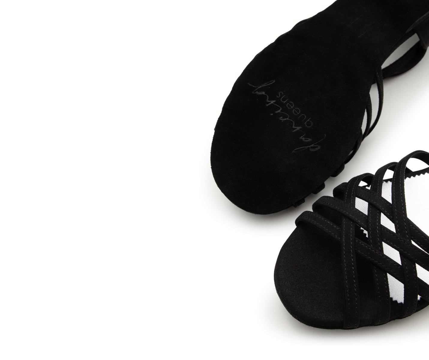 Nahaufnahme von Dancing Queens DQ02 flache Tanzschuhe in Schwarz Wildleder, mit Sohle und gekreuzten Riemen.