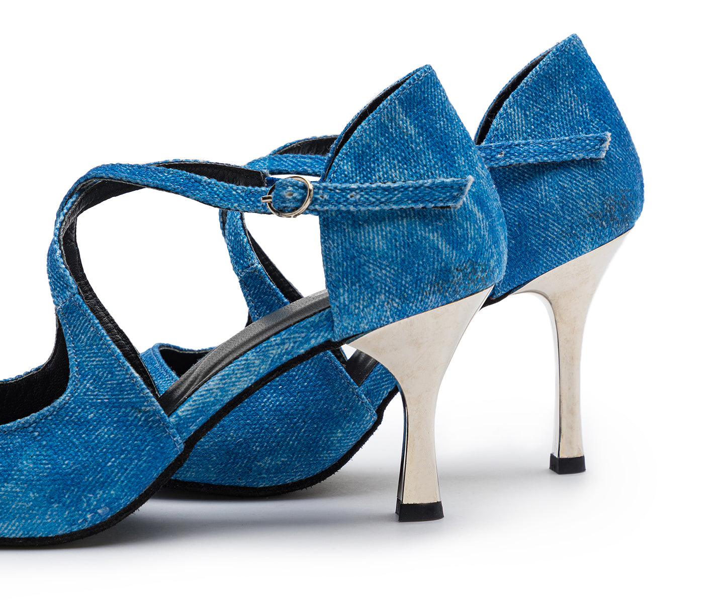 Orion Tanzschuhe in Blau Jeans von Dancing Queens: spitze Zehenpartie, Knöchelriemen, metallische Stilettos.