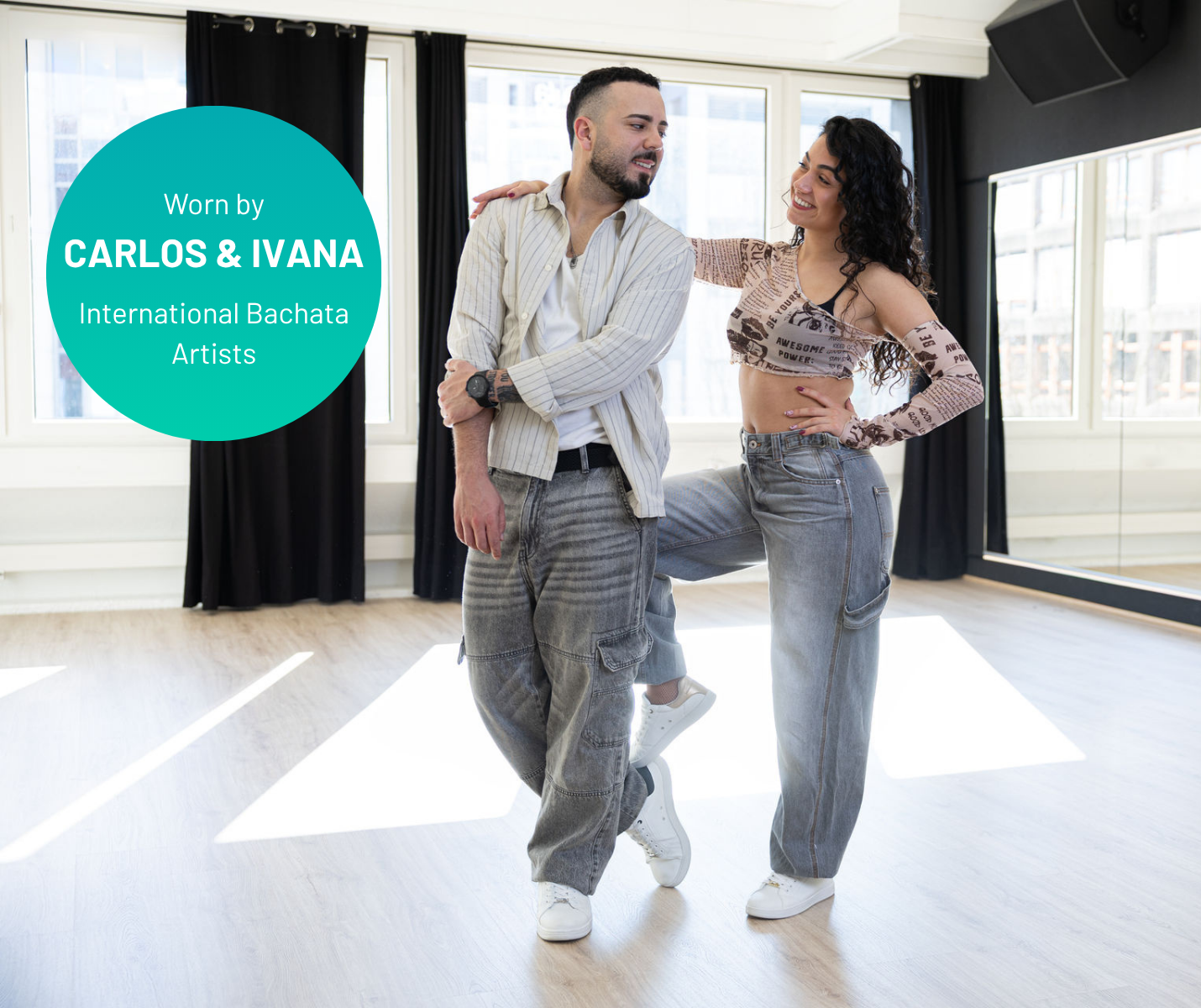 Carlos und Ivana posieren in lässiger Kleidung und mit „Dancing Queens SMOVE Accent Dance Sneakers“ in einem hellen Studio.