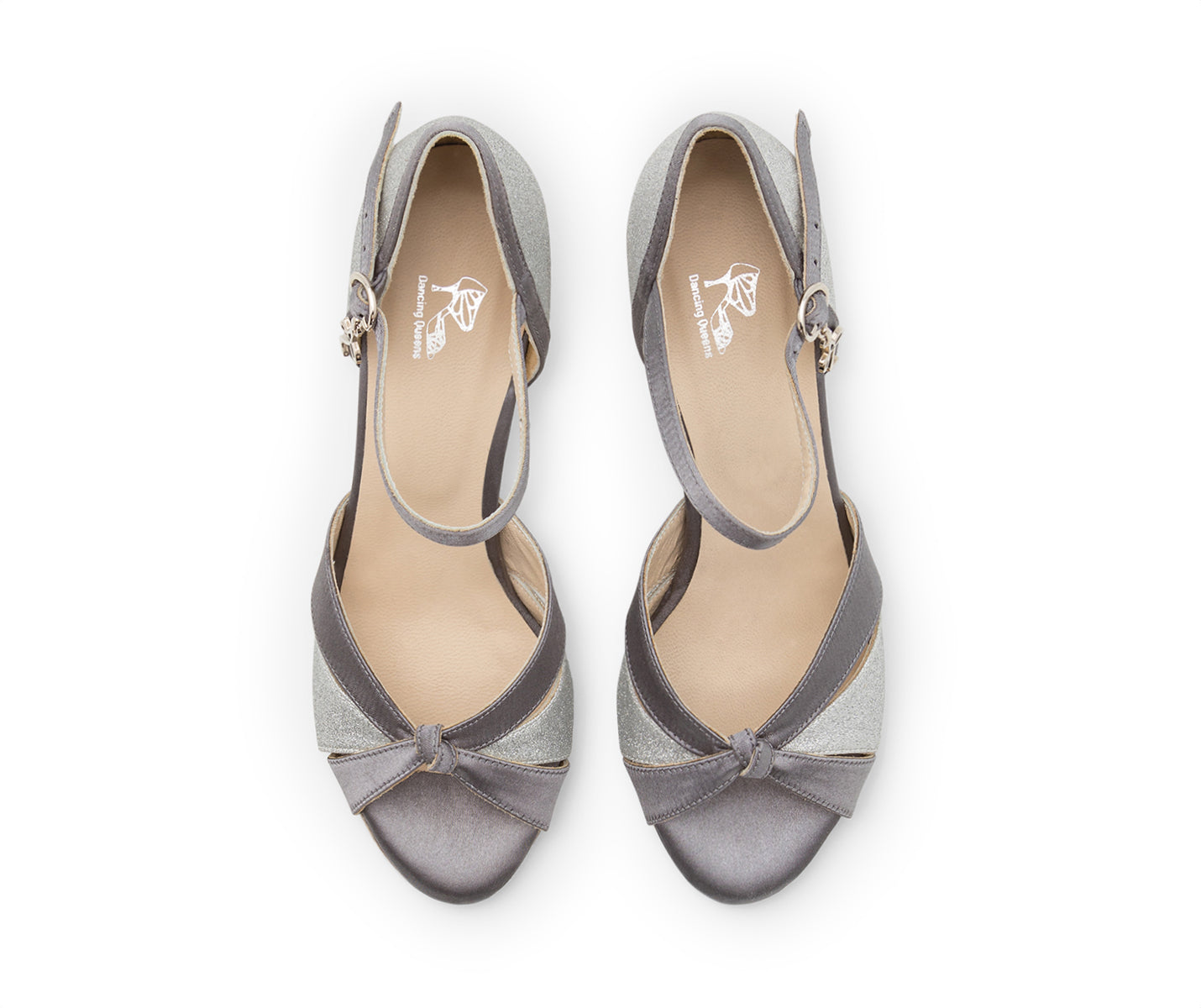 Draufsicht der eleganten Carina-Tanzschuhe von Dancing Queens in Silber mit Knöchelriemen und Zehenschleife.