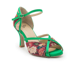 NAOS Tanzschuhe von Dancing Queens: Grün mit Blumenmuster und Knöchelriemen.