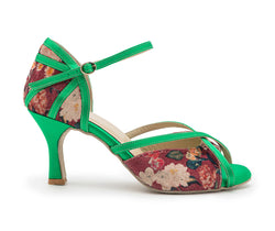 NAOS Tanzschuhe von Dancing Queens, grün mit Blumenmuster und Knöchelriemchen, Seitenansicht.