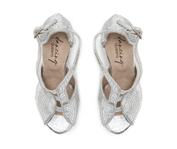 ESP11 Tanzschuhe in Silber von Dancing Queens, mit strukturiertem Muster und T-Riemen-Design, von oben betrachtet.