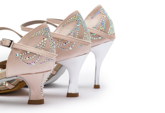 Elegante beige Stöckelschuhe, verziert mit funkelnden Strasssteinen und aufwendigen Designdetails.