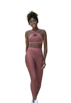 Frau in Lisminas 1095 High Waist Leggings in Dunkelrosé, lächelnd und stehend, mit Blick nach vorne.