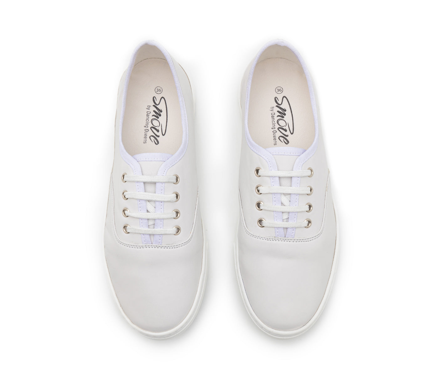 Draufsicht des minimalistischen SMOVE Dance Sneakers in Weiss Leder von Dancing Queens auf weißem Hintergrund.