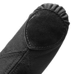Nahaufnahme eines schwarzen Rumpf 1006 Elastico Ballettschläppchens mit Zehenfleck aus Wildleder, plissiertem Stoff und Flexibilität.