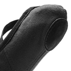 Nahaufnahme einer Rumpf 1006 Elastico Ballettschläppchen-Spitze in Schwarz mit Wildleder-Patch auf weißem Hintergrund.