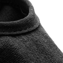 Nahaufnahme des schwarzen Rumpfkragens des 1006 Elastico Ballettschläppchens, der seine Flexibilität auf einem weißen Hintergrund hervorhebt.