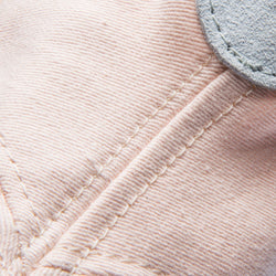 Nahaufnahme von Rumpfs Elastico Ballettschläppchen in Hellrosa, mit Nähten und grauem Patch mit elastischem Leinen.