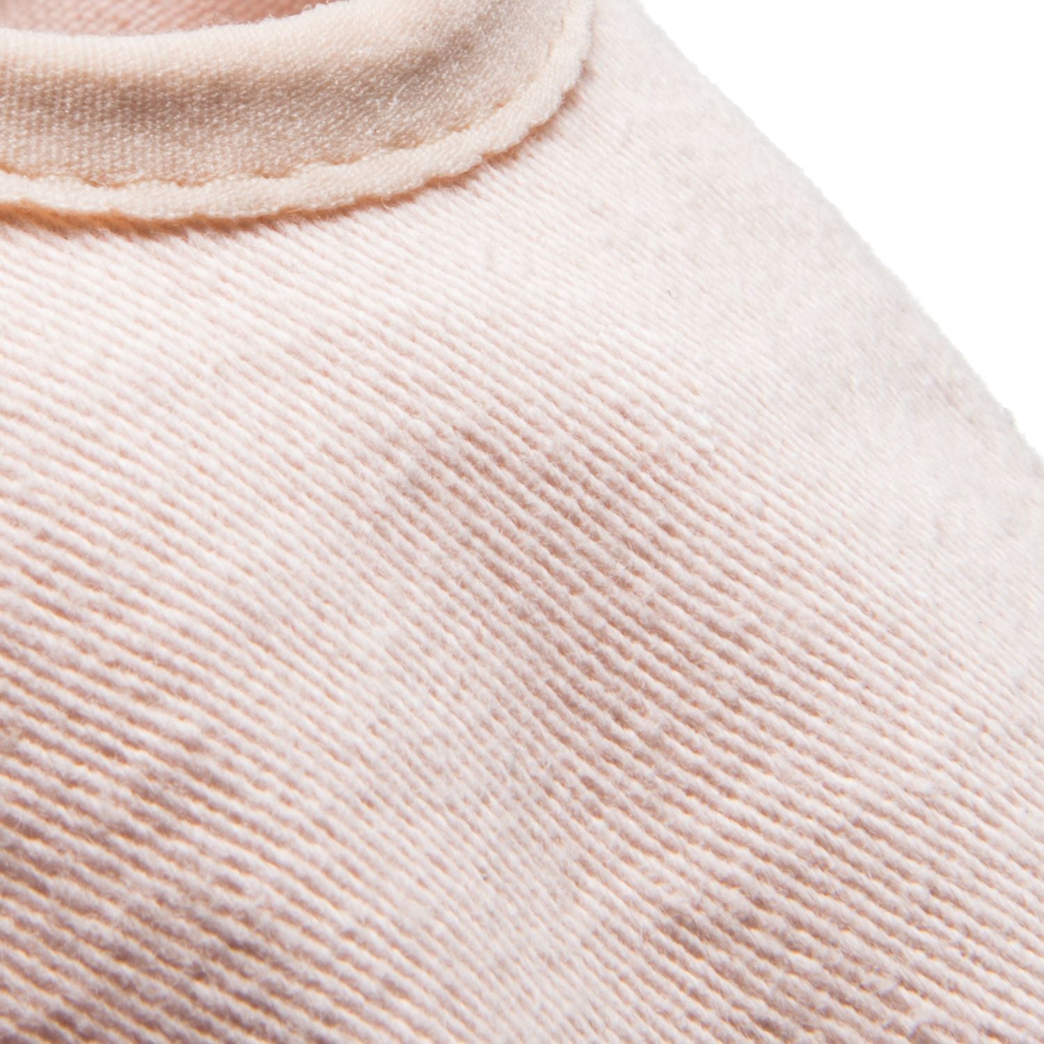 Nahaufnahme des hellrosa Stoffes mit sichtbarer Naht, der Rumpfs 1006 Elastico Ballettschläppchen in Hellrosa ähnelt.