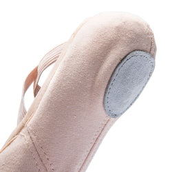 Nahaufnahme des Rumpf 1006 Elastico Ballettschläppchen in Hellrosa mit elastischem Riemen und grauem Chromledersohle-Patch.