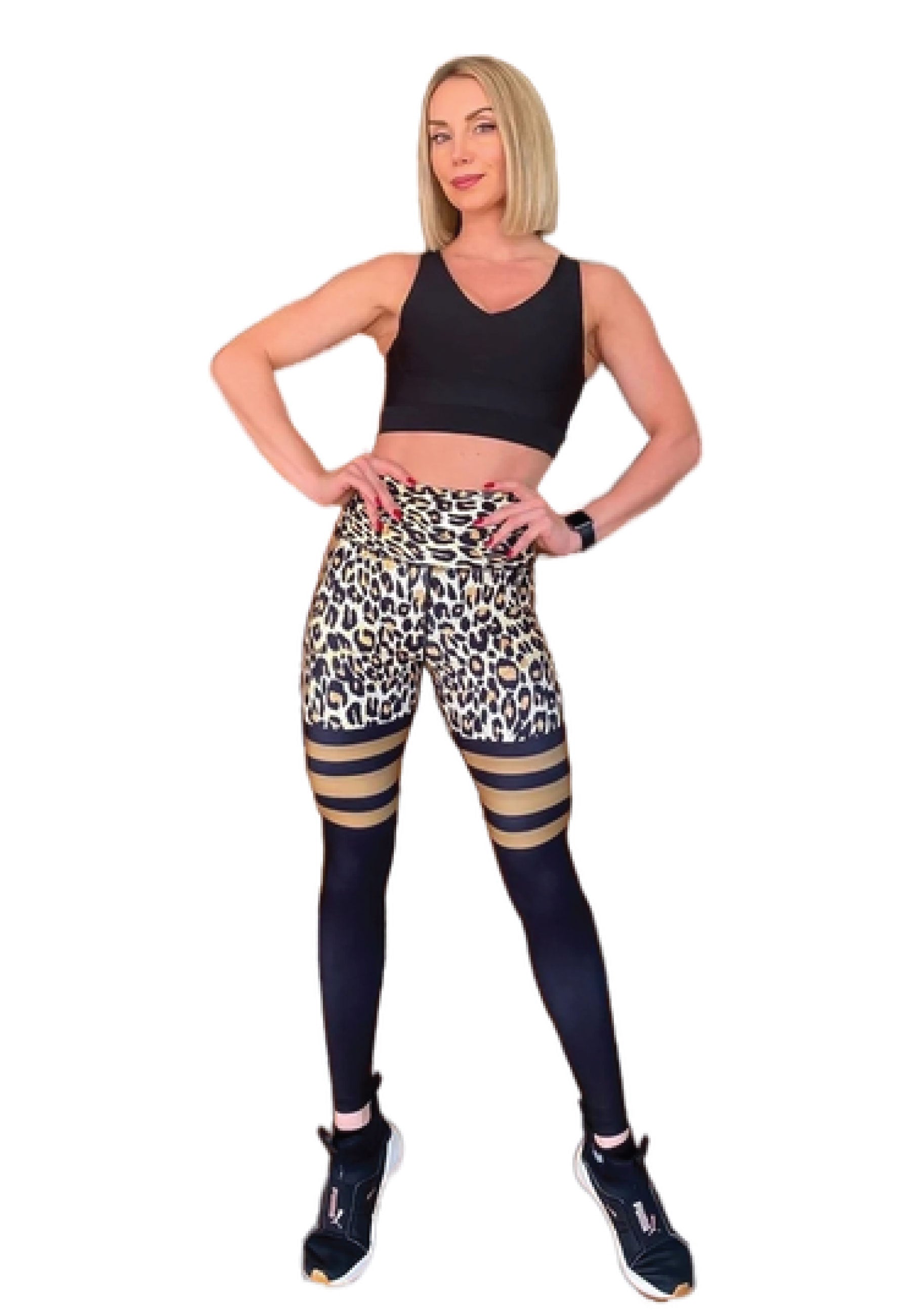 Person im schwarzen bauchfreien Top und Lisminas 893 Extra High Waist Leggings in Leopardenmuster posiert selbstbewusst vor einem weißen Hintergrund.