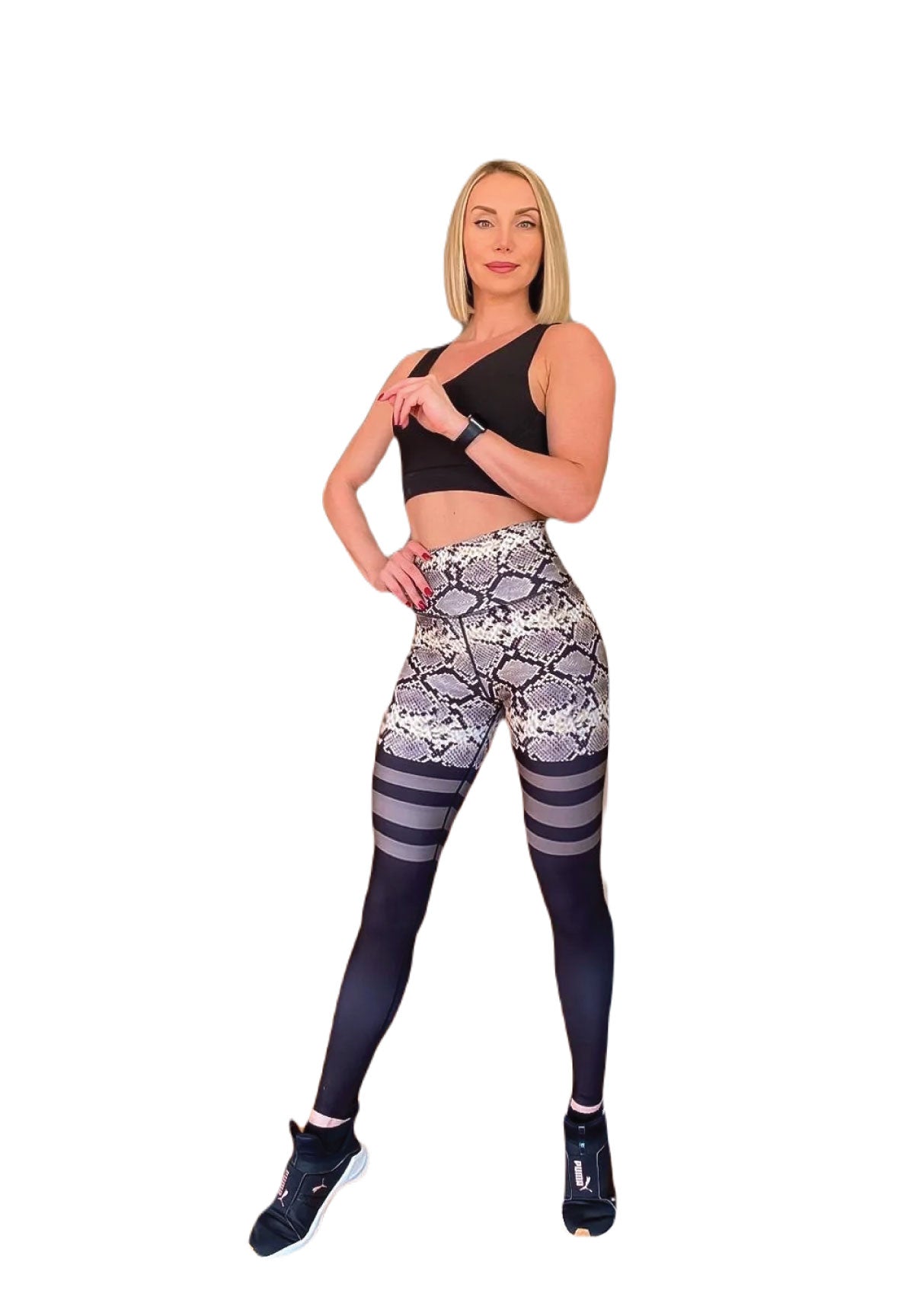 Selbstbewusste Frau im Sport-Outfit: schwarzes One-Shoulder-Top, Lismina 892 Extra High Waist Leggings in Grün Snake.