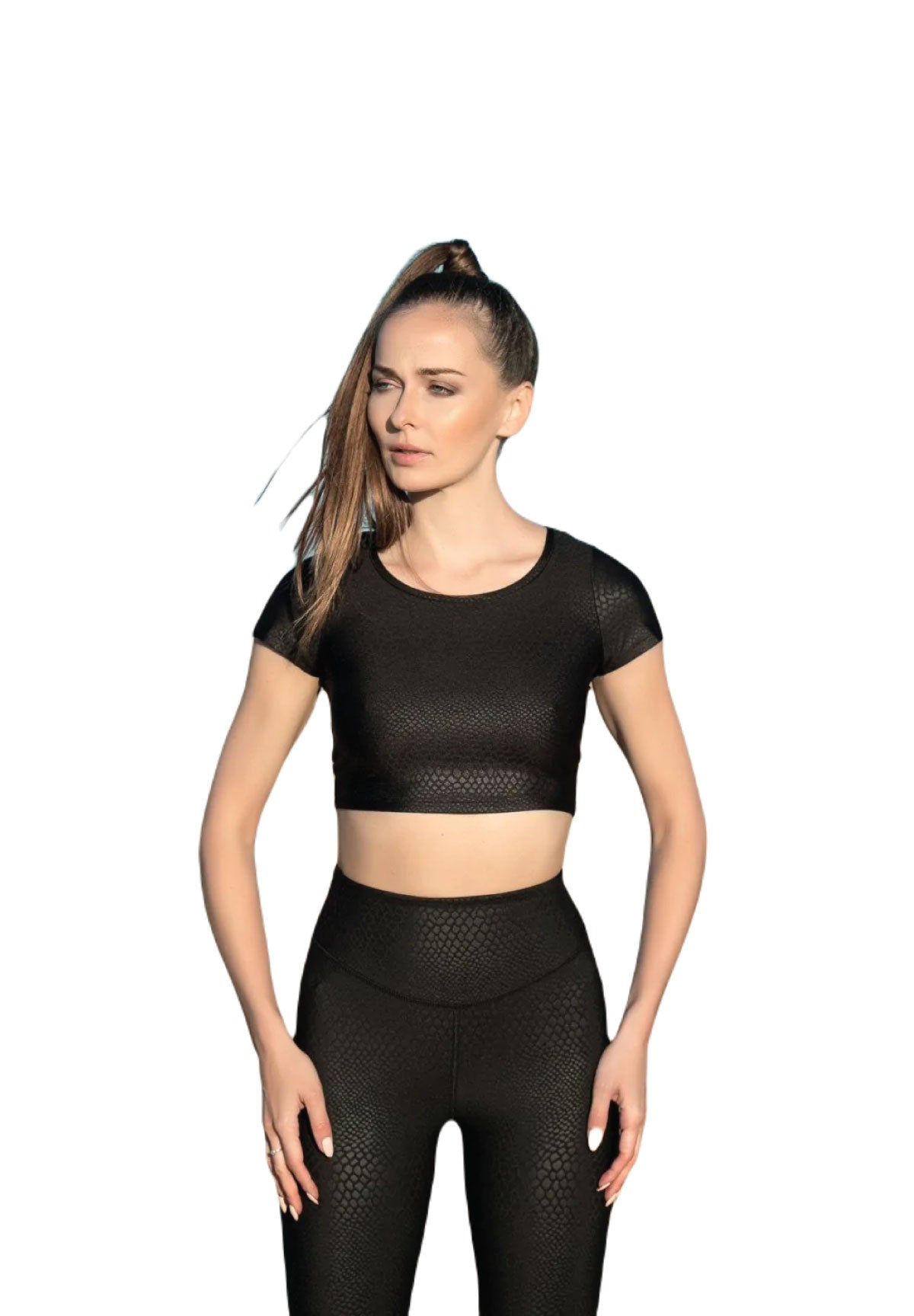 Person trägt Lismina 063 T-Shirt in Schwarz im Schlangen-Lederlook vor weißem Hintergrund.