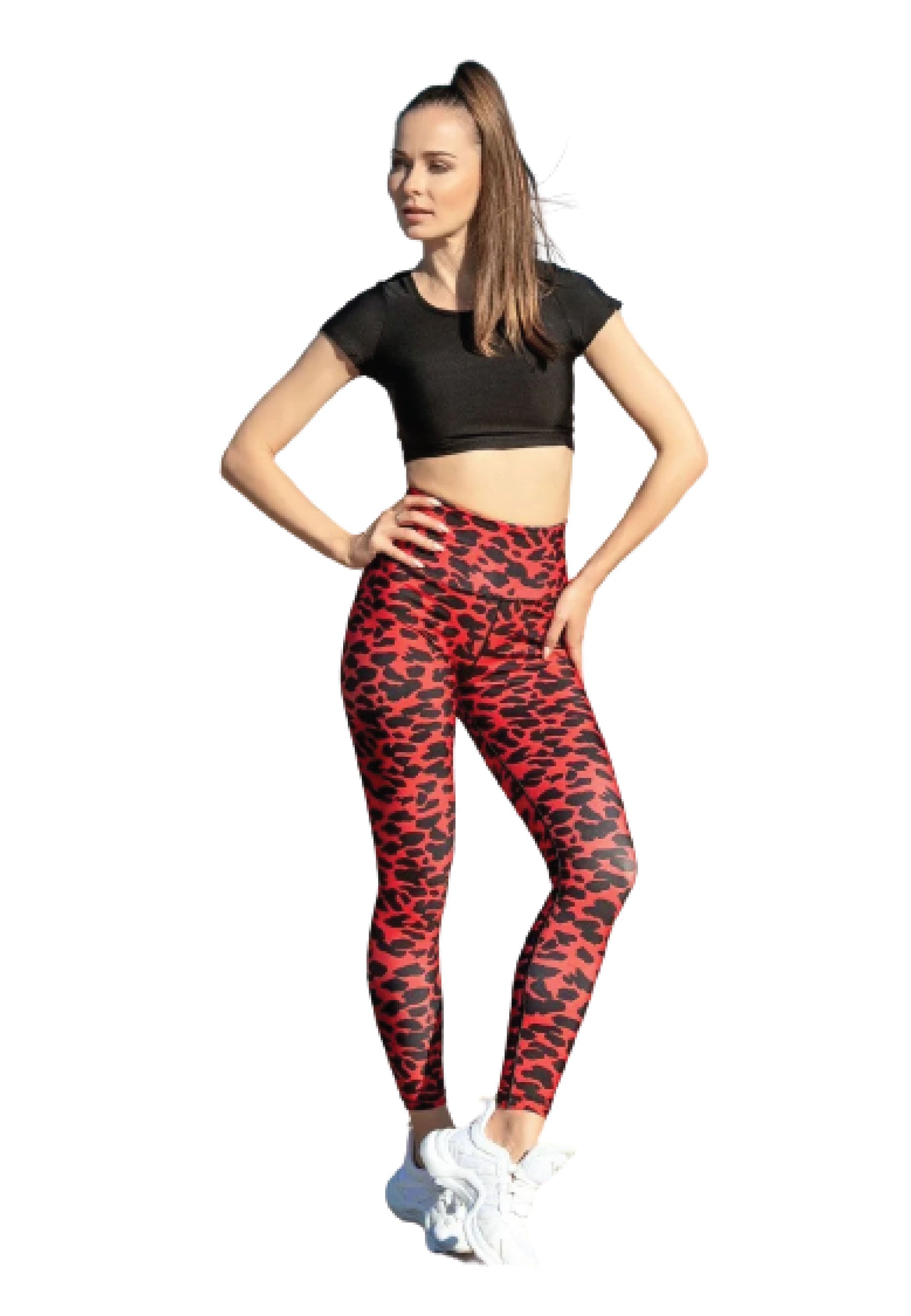 Person im 995 T-Shirt von Lismina, roten Leggings mit Leopardenmuster und weißen Turnschuhen, die selbstbewusst dasteht.