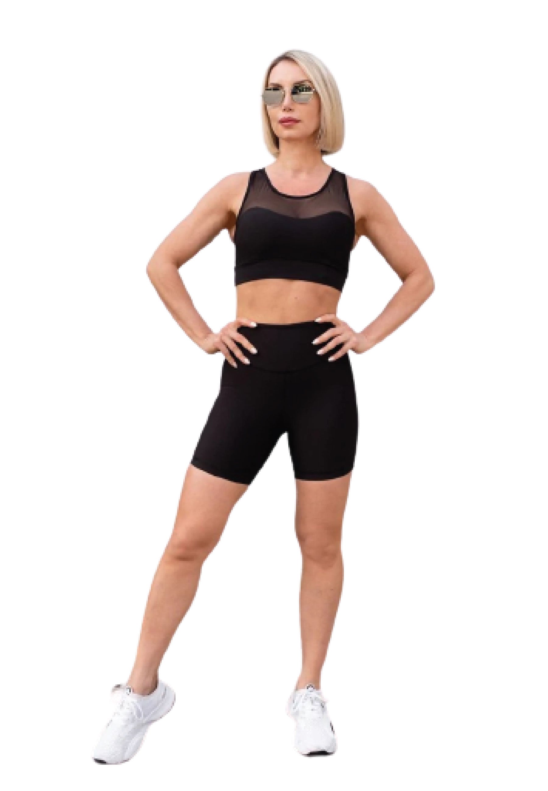 Selbstbewusste Person in Lisminas 7001 Midi Short in Schwarz und Sonnenbrille, Hände in die Hüften gestemmt.