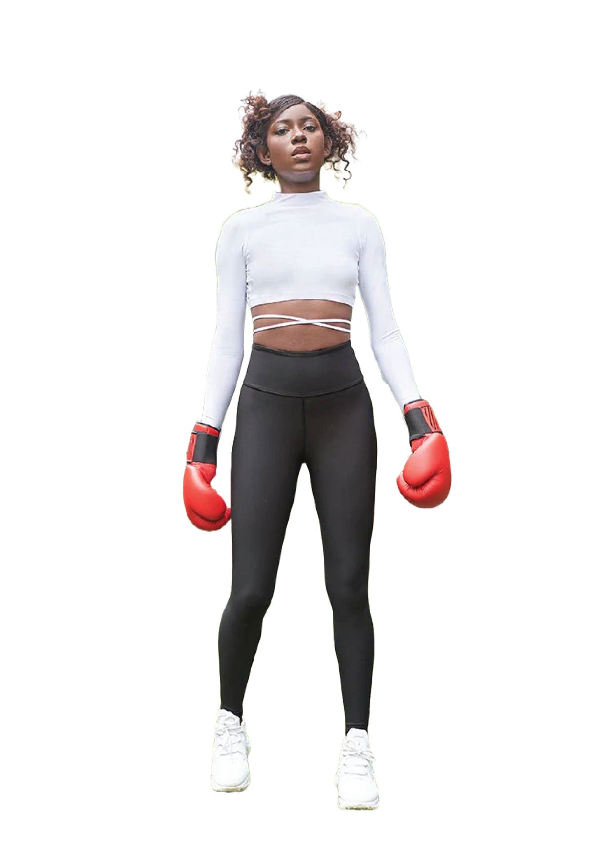 Eine Person in Lisminas 067-T-Shirt in Weiss, roten Handschuhen und schwarzen Leggings steht selbstbewusst mit sexy freiem Rücken da.