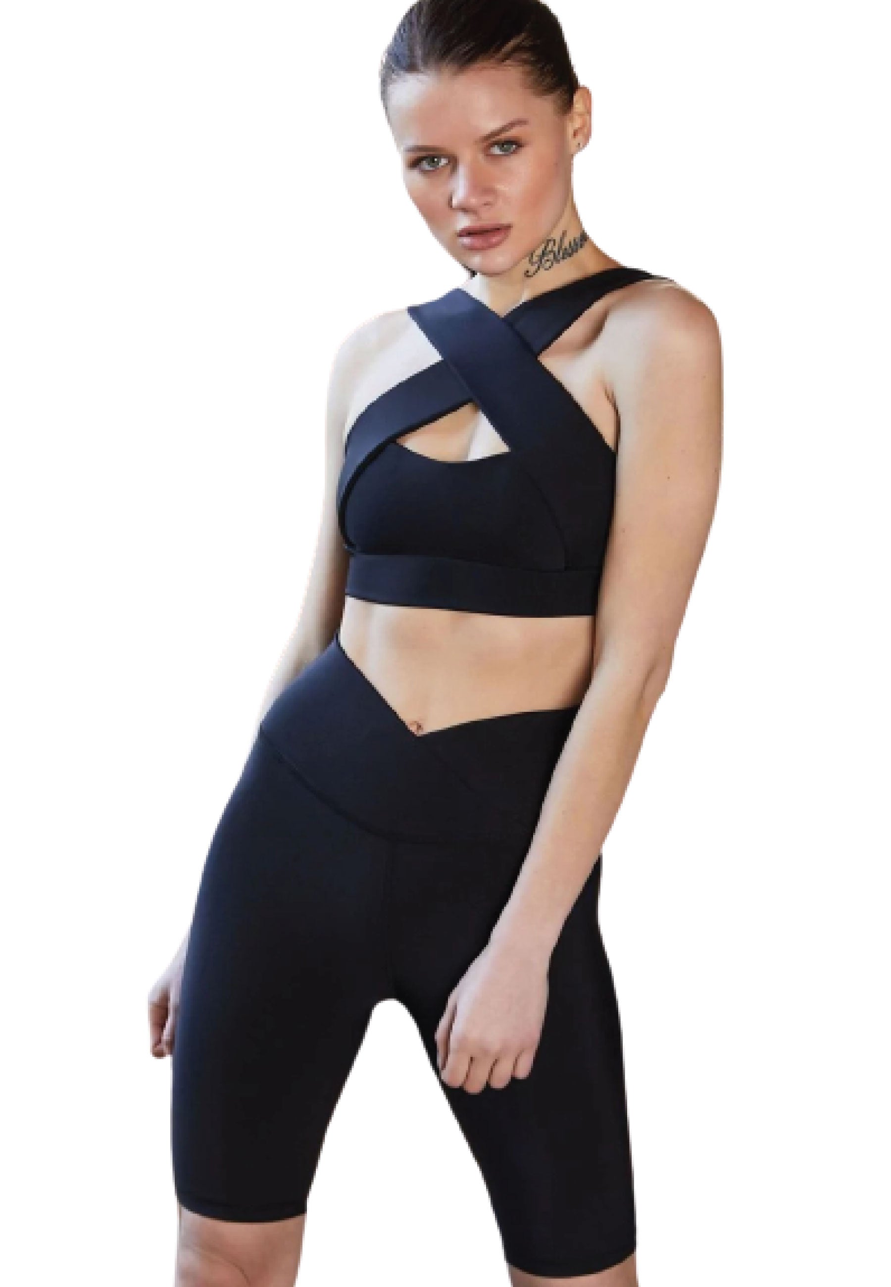 Person in einem schwarzen Crisscross-Sportoberteil von Lismina und 6010 Biker-Leggings Ve Waist in Schwarz vor weißem Hintergrund.