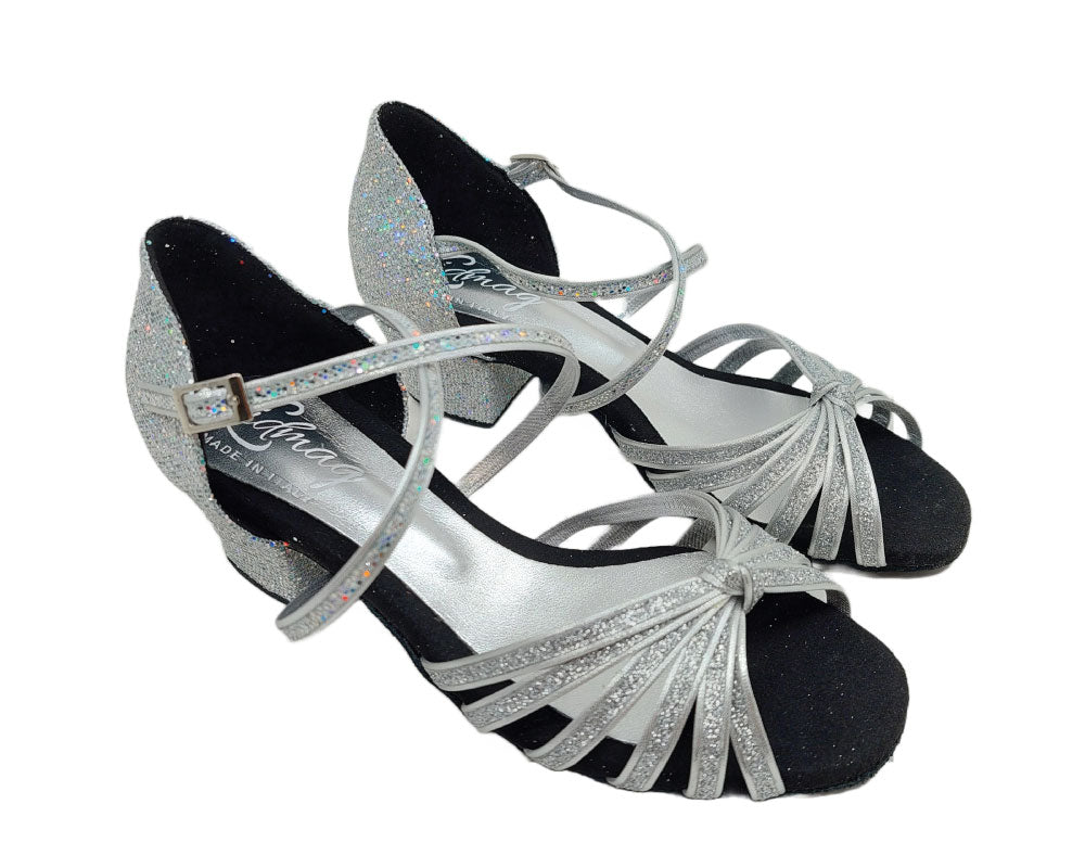 Lidmags 205 Tanzschuhe in Prisma Silver: glitzernde offene Pumps mit Fesselriemchen, schwarze Sohlen, Schrägansicht.