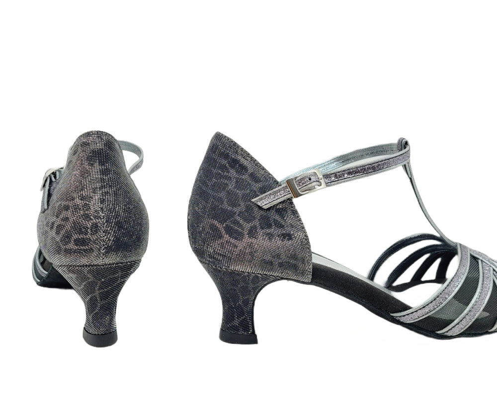 Silber-schwarze 705 Tanzschuhe von Dancing Queens mit niedrigem Absatz und Schlangenhautmuster, abgebildet in Seiten- und Rückansicht.