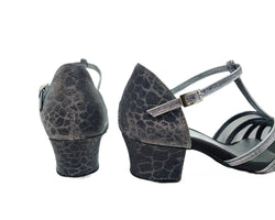 Silber & Schwarz 705 Tanzschuhe von Dancing Queens: Riemchen, Strukturmuster, mittelhoher Blockabsatz auf weißem Hintergrund.