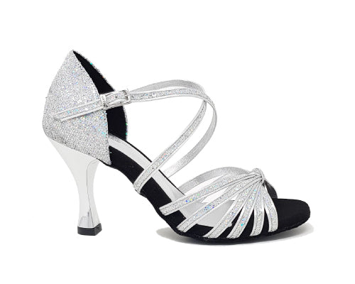 Lidmags 205 Tanzschuhe in Prisma Silver: Riemchen-High-Heels aus Satin mit funkelndem Finish auf weißem Hintergrund.