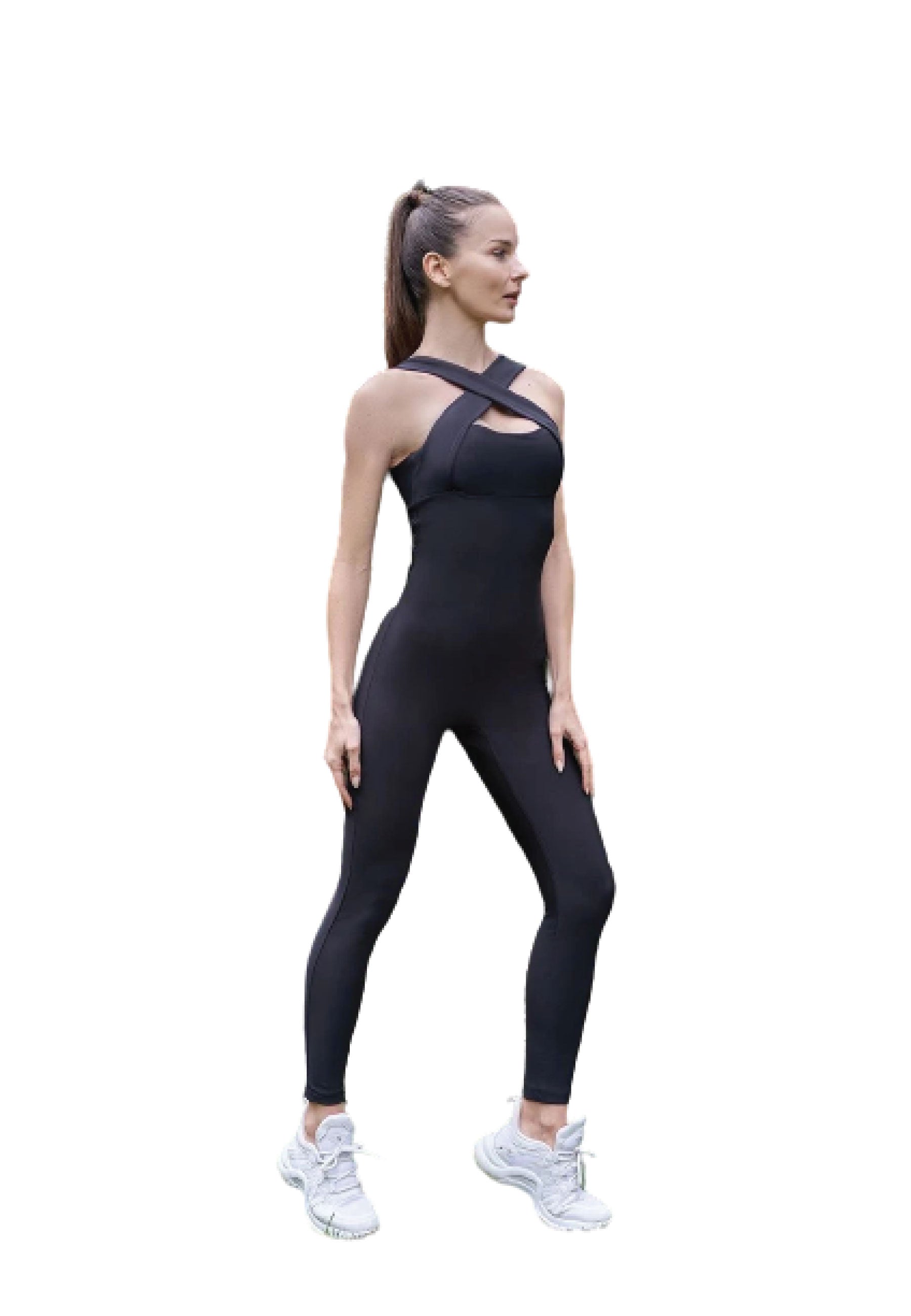 Jemand im Lismina 2851 Sunset Jumpsuit (schwarz) steht schlank gemachtd, mit einem Fuß vorne und weißen Sneakern.