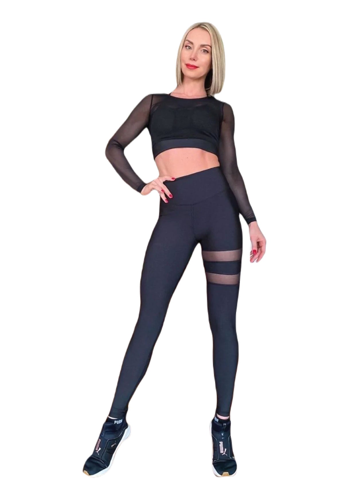 Frau in 913 Tulle Detailed Sport Leggings von Lismina, die selbstbewusst vor einem weißen Hintergrund posiert.
