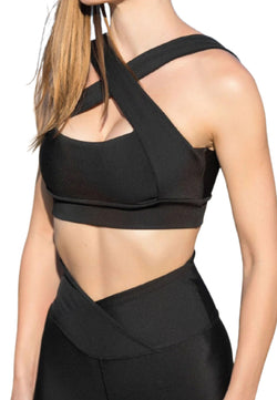 Frau trägt Lisminas 187 Decoltée Sport-BH in Schwarz und Leggings, ideal für Yoga oder Fitness, auf weißem Hintergrund.
