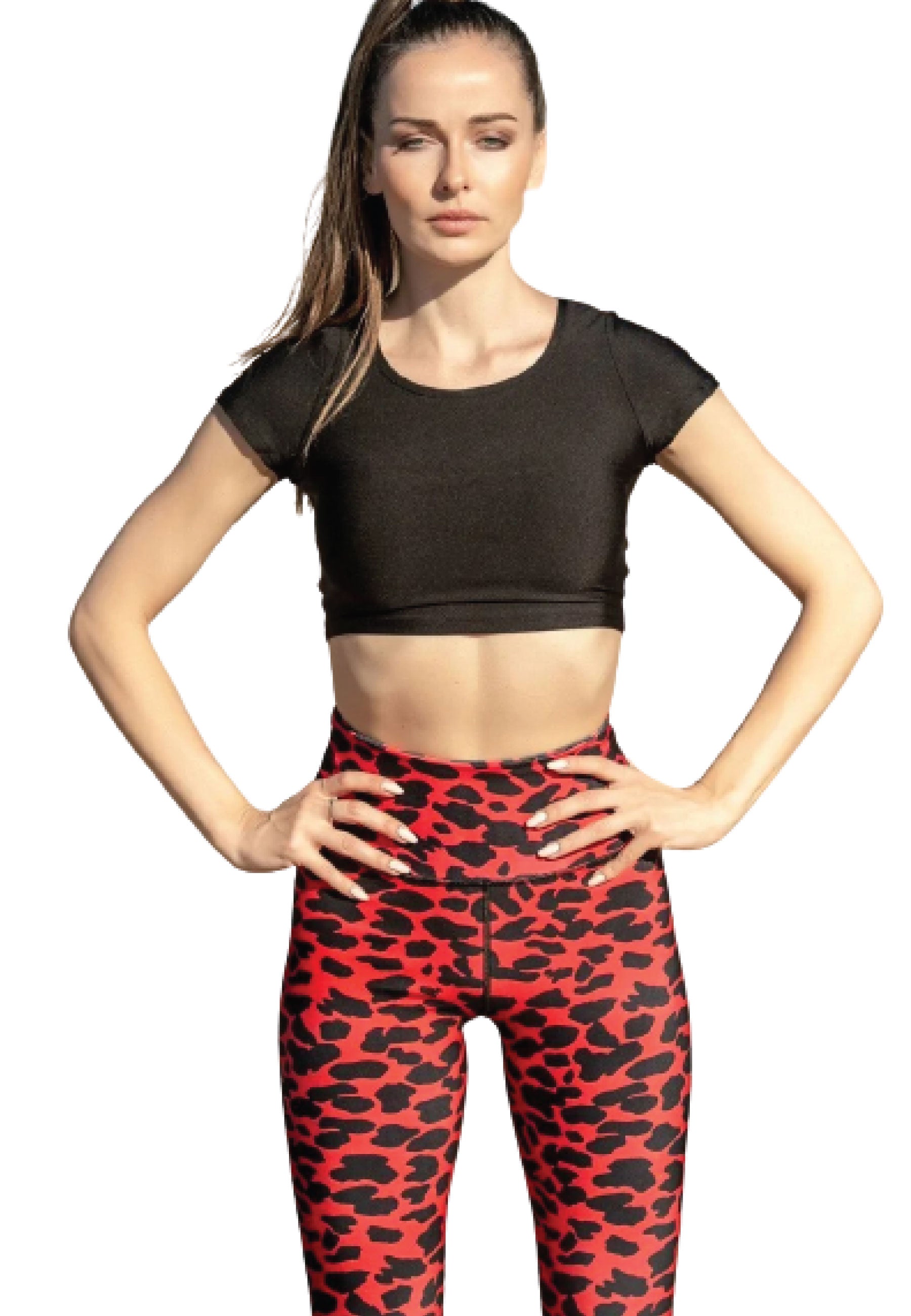 Person in 995 T-Shirt in Schwarz von Lismina und roten Leopard-Leggings steht mit Händen auf den Hüften.